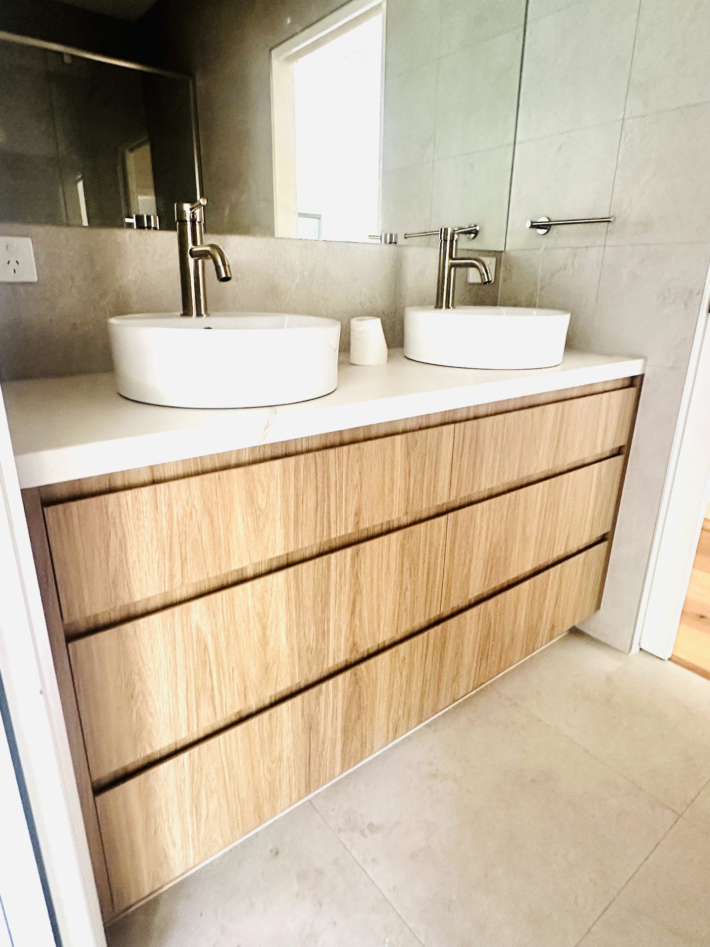 Coastal kitchen style — white and natural materials