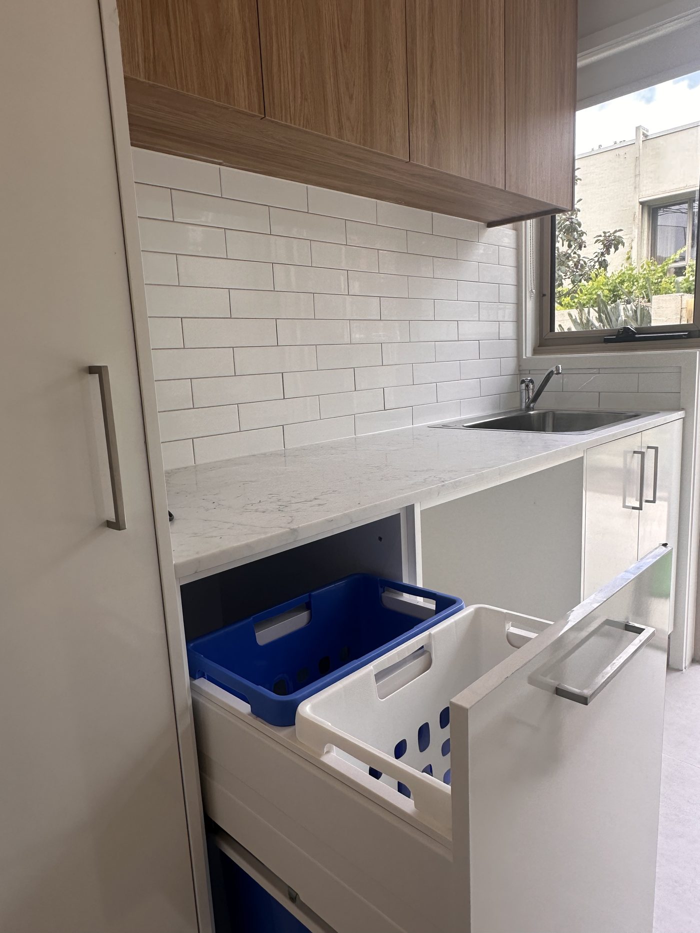 Laminate benchtop kitchen with subway tile splashback